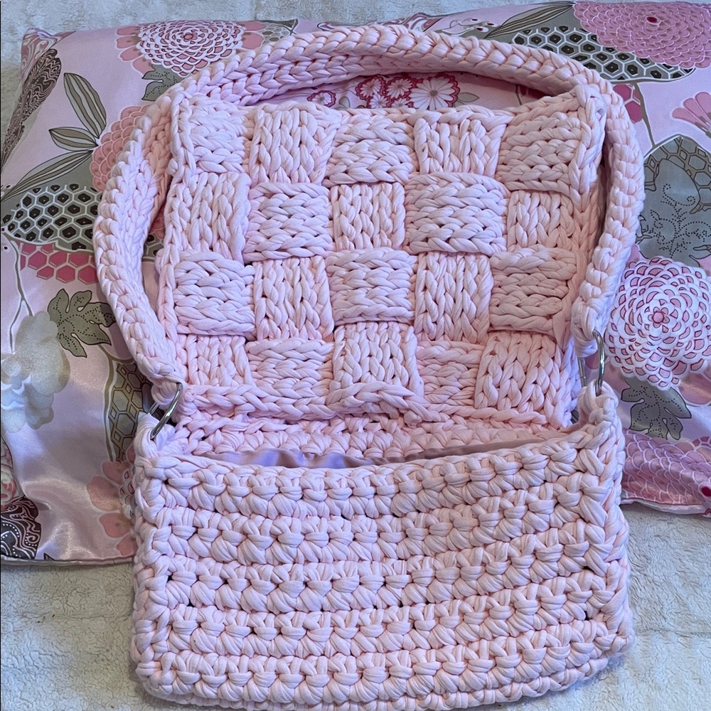🌸🩰Baby Pink Woven Crossbody - Picture 7 of 11